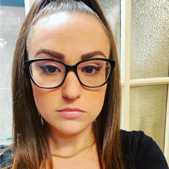 Meet your Posher, Alyssa - Picture 2 of 4